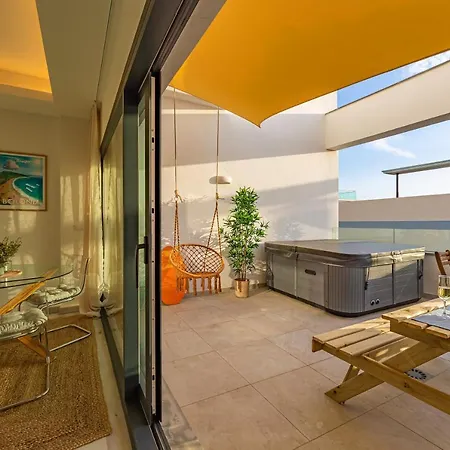 Apartment Centre-terrace, Pool, Parking & Home-office *