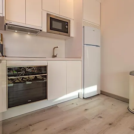 Apartment Centre-terrace, Pool, Parking & Home-office *