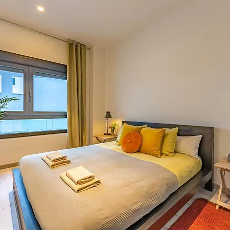 Centre-terrace, Pool, Parking & Home-office Apartment