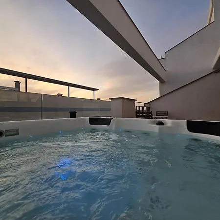 Centre-terrace, Pool, Parking & Home-office *
