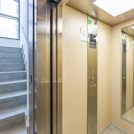 Centre-terrace, Pool, Parking & Home-office Appartamento